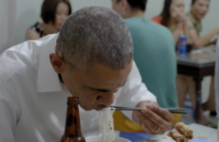 Ông Tổng thống Obama đã ca ngợi bún chả Hà Nội ngon tuyệt khi thưởng thức món ăn này. Hãy xem những hình ảnh của ông ta khi ăn bún chả và cảm nhận giống như ông ta vậy, tại sao món ăn này lại được khen ngợi như thế.